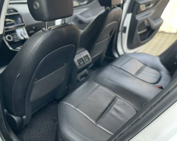 Белый Ягуар XE, объемом двигателя 2 л и пробегом 79 тыс. км за 20500 $, фото 13 на Automoto.ua