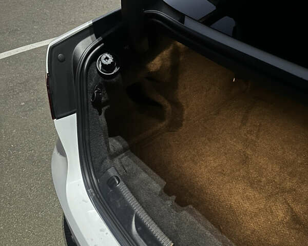 Белый Ягуар XE, объемом двигателя 2 л и пробегом 87 тыс. км за 24800 $, фото 12 на Automoto.ua