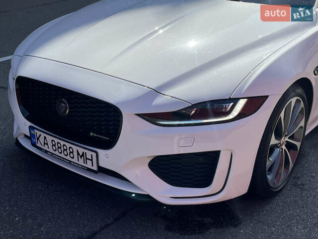 Белый Ягуар XE, объемом двигателя 2 л и пробегом 9 тыс. км за 41900 $, фото 3 на Automoto.ua