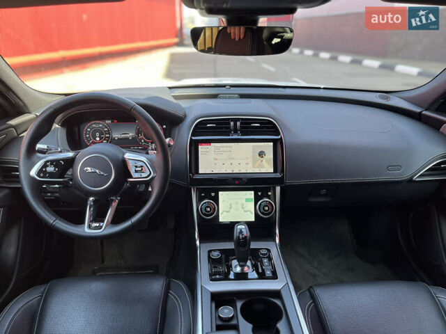 Белый Ягуар XE, объемом двигателя 2 л и пробегом 9 тыс. км за 41900 $, фото 14 на Automoto.ua