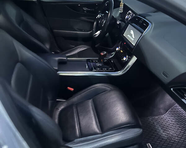 Белый Ягуар XE, объемом двигателя 2 л и пробегом 87 тыс. км за 24800 $, фото 14 на Automoto.ua