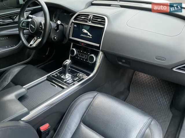 Белый Ягуар XE, объемом двигателя 2 л и пробегом 79 тыс. км за 20500 $, фото 12 на Automoto.ua