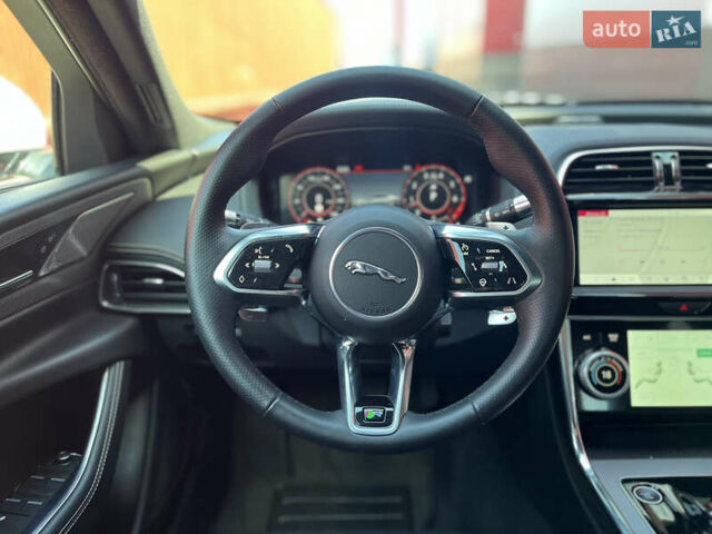 Белый Ягуар XE, объемом двигателя 2 л и пробегом 9 тыс. км за 41900 $, фото 15 на Automoto.ua