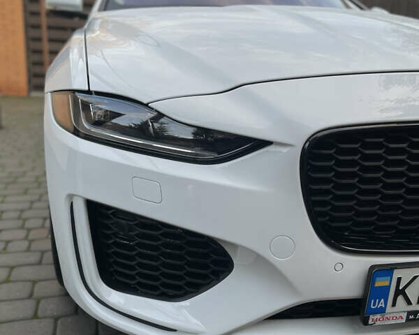 Белый Ягуар XE, объемом двигателя 2 л и пробегом 79 тыс. км за 20500 $, фото 2 на Automoto.ua