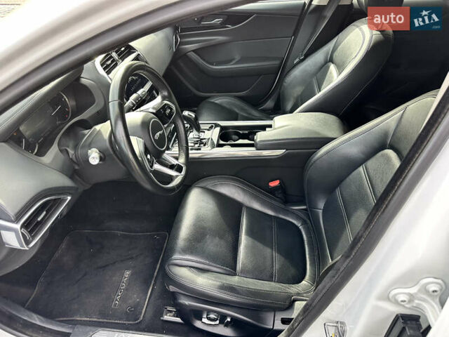 Білий Ягуар XE, об'ємом двигуна 2 л та пробігом 83 тис. км за 26500 $, фото 8 на Automoto.ua