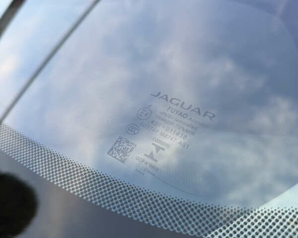 Белый Ягуар XE, объемом двигателя 2 л и пробегом 79 тыс. км за 20500 $, фото 23 на Automoto.ua