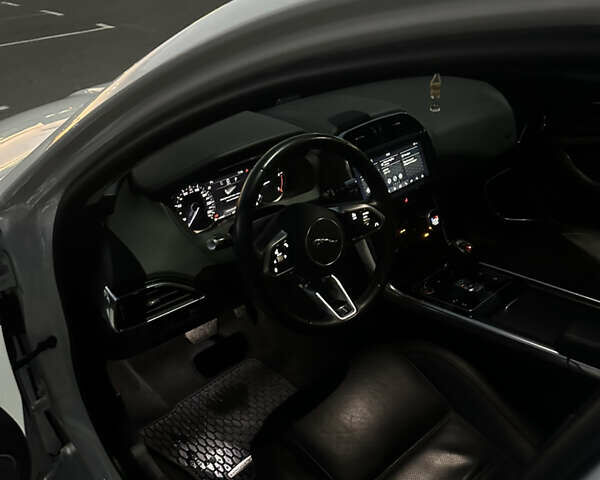 Белый Ягуар XE, объемом двигателя 2 л и пробегом 87 тыс. км за 24800 $, фото 9 на Automoto.ua