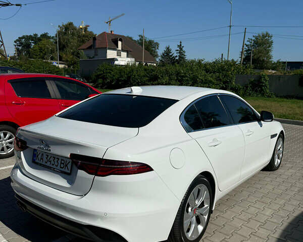 Белый Ягуар XE, объемом двигателя 2 л и пробегом 85 тыс. км за 24499 $, фото 6 на Automoto.ua