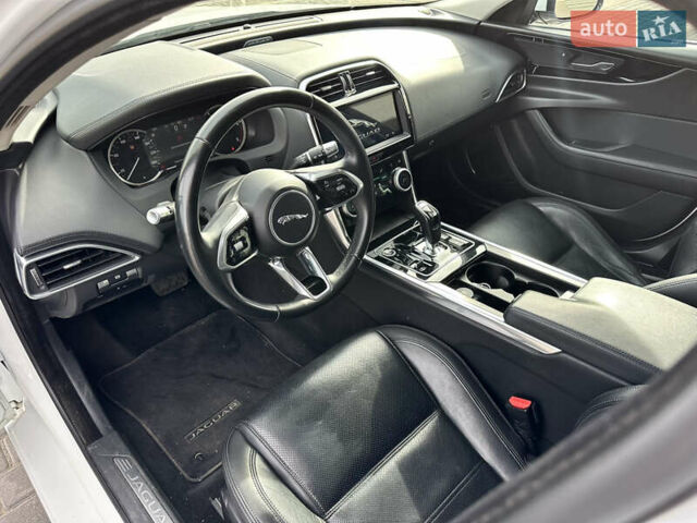 Білий Ягуар XE, об'ємом двигуна 2 л та пробігом 83 тис. км за 26500 $, фото 7 на Automoto.ua