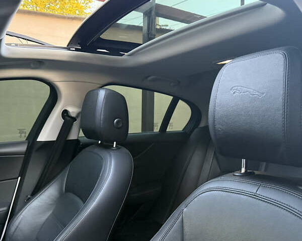 Белый Ягуар XE, объемом двигателя 2 л и пробегом 79 тыс. км за 20500 $, фото 20 на Automoto.ua