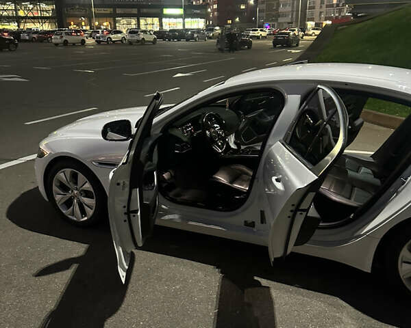 Белый Ягуар XE, объемом двигателя 2 л и пробегом 87 тыс. км за 24800 $, фото 20 на Automoto.ua