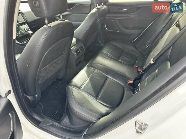 Білий Ягуар XE, об'ємом двигуна 2 л та пробігом 83 тис. км за 26500 $, фото 12 на Automoto.ua