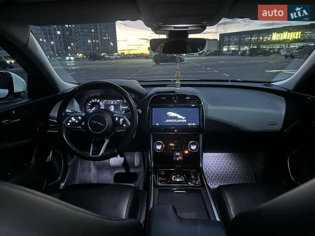 Белый Ягуар XE, объемом двигателя 2 л и пробегом 87 тыс. км за 24800 $, фото 10 на Automoto.ua