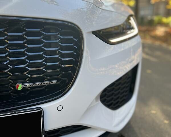 Білий Ягуар XE, об'ємом двигуна 2 л та пробігом 9 тис. км за 48000 $, фото 10 на Automoto.ua