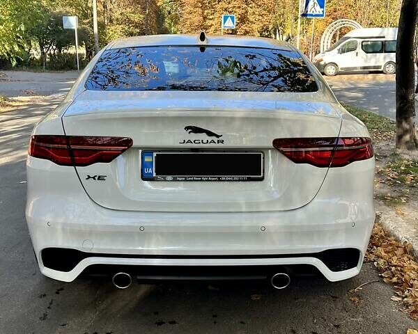 Білий Ягуар XE, об'ємом двигуна 2 л та пробігом 9 тис. км за 48000 $, фото 4 на Automoto.ua