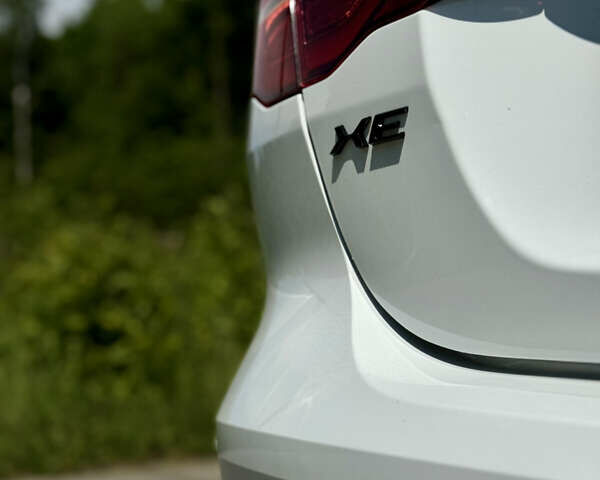 Белый Ягуар XE, объемом двигателя 2 л и пробегом 63 тыс. км за 30500 $, фото 9 на Automoto.ua