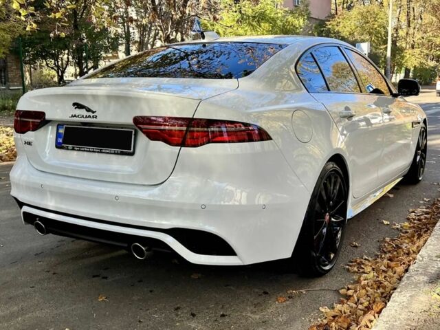 Белый Ягуар XE, объемом двигателя 2 л и пробегом 9 тыс. км за 48984 $, фото 2 на Automoto.ua