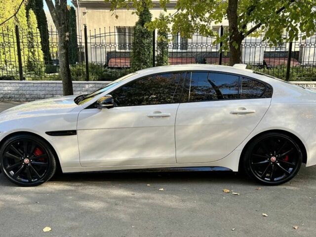 Белый Ягуар XE, объемом двигателя 2 л и пробегом 9 тыс. км за 48984 $, фото 1 на Automoto.ua