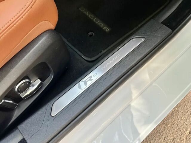 Белый Ягуар XE, объемом двигателя 2 л и пробегом 9 тыс. км за 48984 $, фото 8 на Automoto.ua