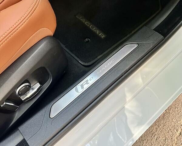 Білий Ягуар XE, об'ємом двигуна 2 л та пробігом 9 тис. км за 48000 $, фото 22 на Automoto.ua