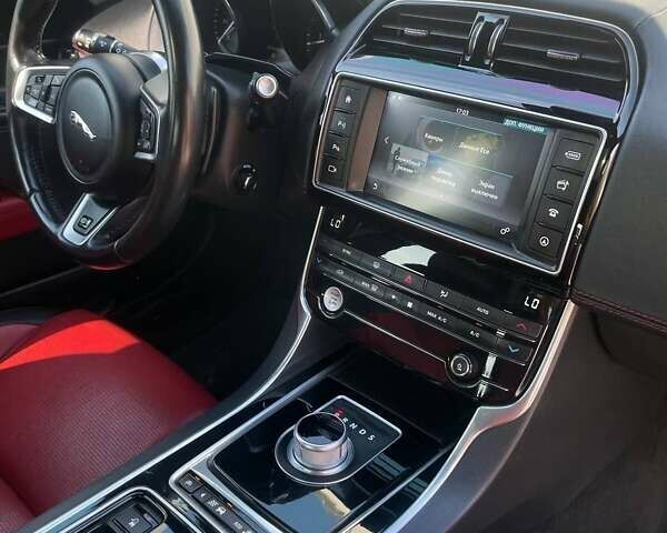 Черный Ягуар XE, объемом двигателя 2 л и пробегом 117 тыс. км за 16500 $, фото 30 на Automoto.ua