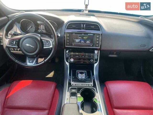 Черный Ягуар XE, объемом двигателя 2 л и пробегом 117 тыс. км за 16500 $, фото 28 на Automoto.ua