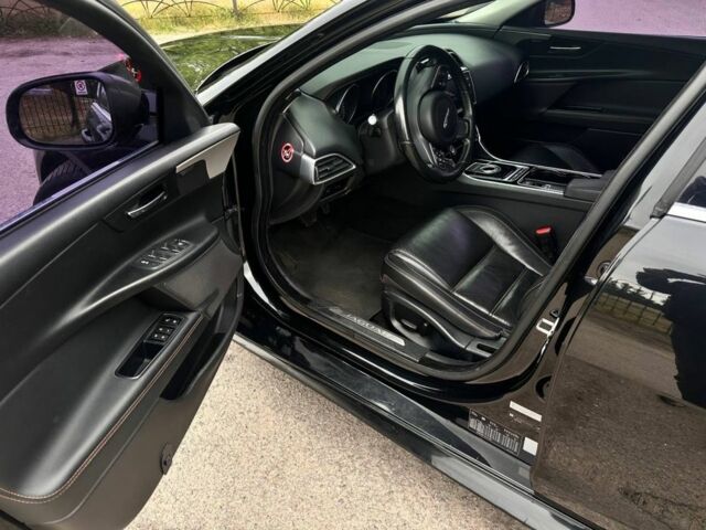 Черный Ягуар XE, объемом двигателя 2 л и пробегом 150 тыс. км за 12500 $, фото 5 на Automoto.ua