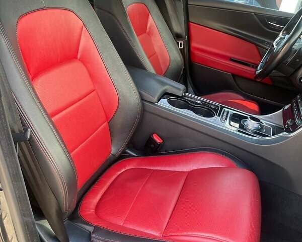 Черный Ягуар XE, объемом двигателя 2 л и пробегом 117 тыс. км за 16500 $, фото 31 на Automoto.ua