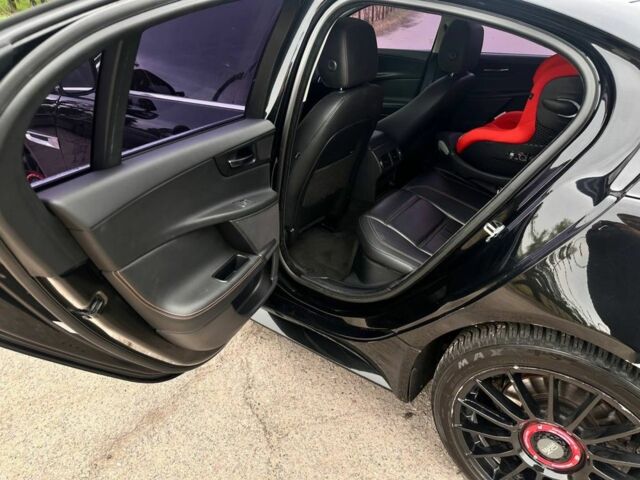 Черный Ягуар XE, объемом двигателя 2 л и пробегом 150 тыс. км за 12500 $, фото 7 на Automoto.ua