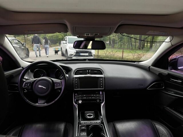 Черный Ягуар XE, объемом двигателя 2 л и пробегом 150 тыс. км за 12500 $, фото 6 на Automoto.ua