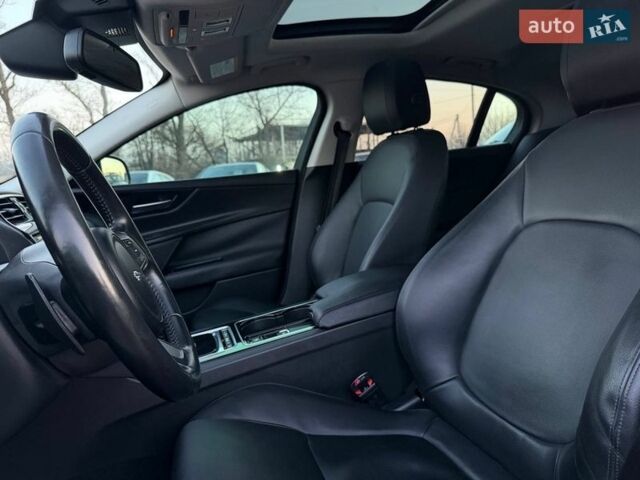 Чорний Ягуар XE, об'ємом двигуна 2 л та пробігом 138 тис. км за 14800 $, фото 13 на Automoto.ua