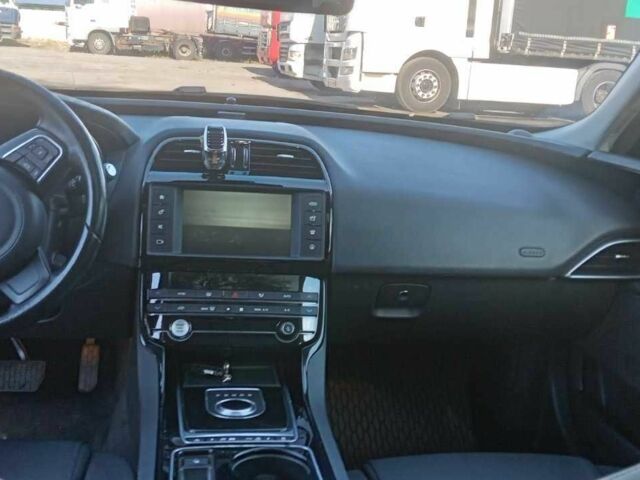 Черный Ягуар XE, объемом двигателя 2 л и пробегом 130 тыс. км за 15000 $, фото 12 на Automoto.ua