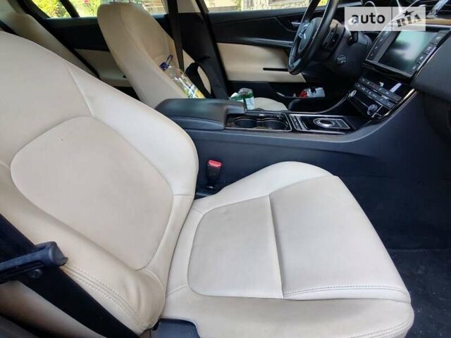 Черный Ягуар XE, объемом двигателя 2 л и пробегом 251 тыс. км за 9800 $, фото 19 на Automoto.ua