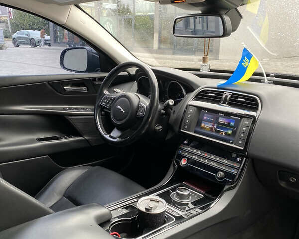 Черный Ягуар XE, объемом двигателя 2 л и пробегом 141 тыс. км за 14800 $, фото 13 на Automoto.ua
