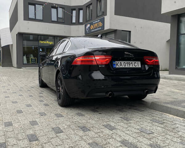 Черный Ягуар XE, объемом двигателя 2 л и пробегом 141 тыс. км за 14800 $, фото 3 на Automoto.ua