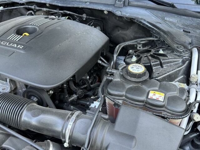 Черный Ягуар XE, объемом двигателя 2 л и пробегом 120 тыс. км за 12000 $, фото 19 на Automoto.ua