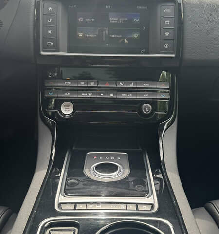Черный Ягуар XE, объемом двигателя 2 л и пробегом 124 тыс. км за 13900 $, фото 8 на Automoto.ua