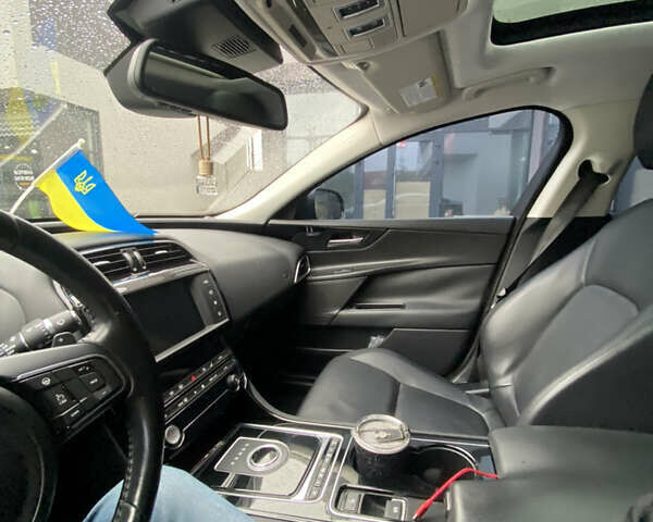 Черный Ягуар XE, объемом двигателя 2 л и пробегом 141 тыс. км за 14800 $, фото 26 на Automoto.ua