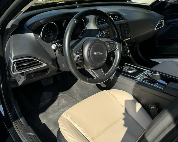 Черный Ягуар XE, объемом двигателя 2 л и пробегом 131 тыс. км за 15500 $, фото 9 на Automoto.ua