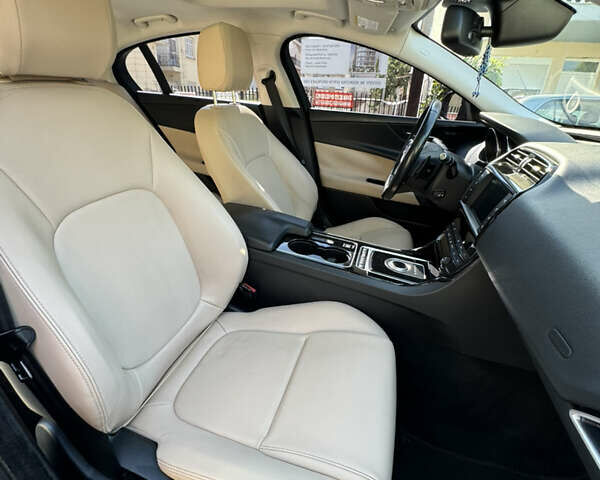 Черный Ягуар XE, объемом двигателя 2 л и пробегом 131 тыс. км за 15500 $, фото 10 на Automoto.ua