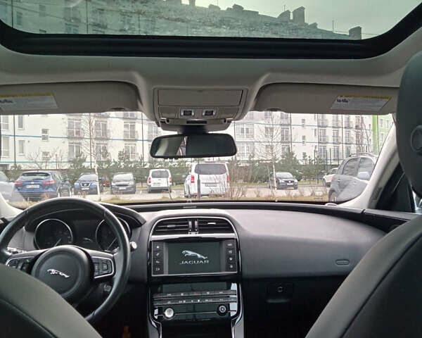 Черный Ягуар XE, объемом двигателя 2 л и пробегом 15 тыс. км за 17300 $, фото 12 на Automoto.ua