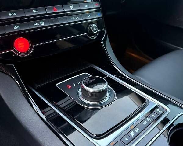 Черный Ягуар XE, объемом двигателя 2 л и пробегом 134 тыс. км за 14900 $, фото 18 на Automoto.ua