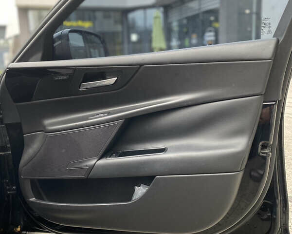 Черный Ягуар XE, объемом двигателя 2 л и пробегом 141 тыс. км за 14800 $, фото 12 на Automoto.ua