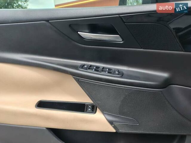 Черный Ягуар XE, объемом двигателя 2 л и пробегом 251 тыс. км за 9800 $, фото 13 на Automoto.ua