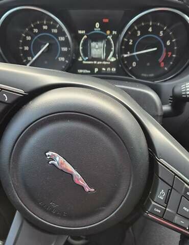 Чорний Ягуар XE, об'ємом двигуна 2 л та пробігом 139 тис. км за 15000 $, фото 5 на Automoto.ua