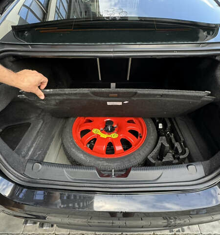 Черный Ягуар XE, объемом двигателя 2 л и пробегом 203 тыс. км за 16500 $, фото 12 на Automoto.ua