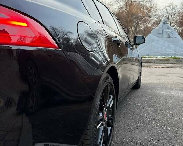 Черный Ягуар XE, объемом двигателя 2 л и пробегом 134 тыс. км за 14900 $, фото 12 на Automoto.ua