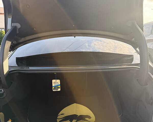 Черный Ягуар XE, объемом двигателя 2 л и пробегом 133 тыс. км за 18400 $, фото 8 на Automoto.ua