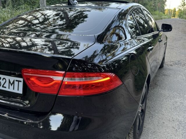 Черный Ягуар XE, объемом двигателя 2 л и пробегом 120 тыс. км за 12000 $, фото 12 на Automoto.ua