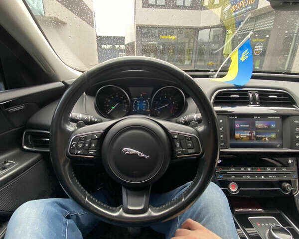Черный Ягуар XE, объемом двигателя 2 л и пробегом 141 тыс. км за 14800 $, фото 16 на Automoto.ua